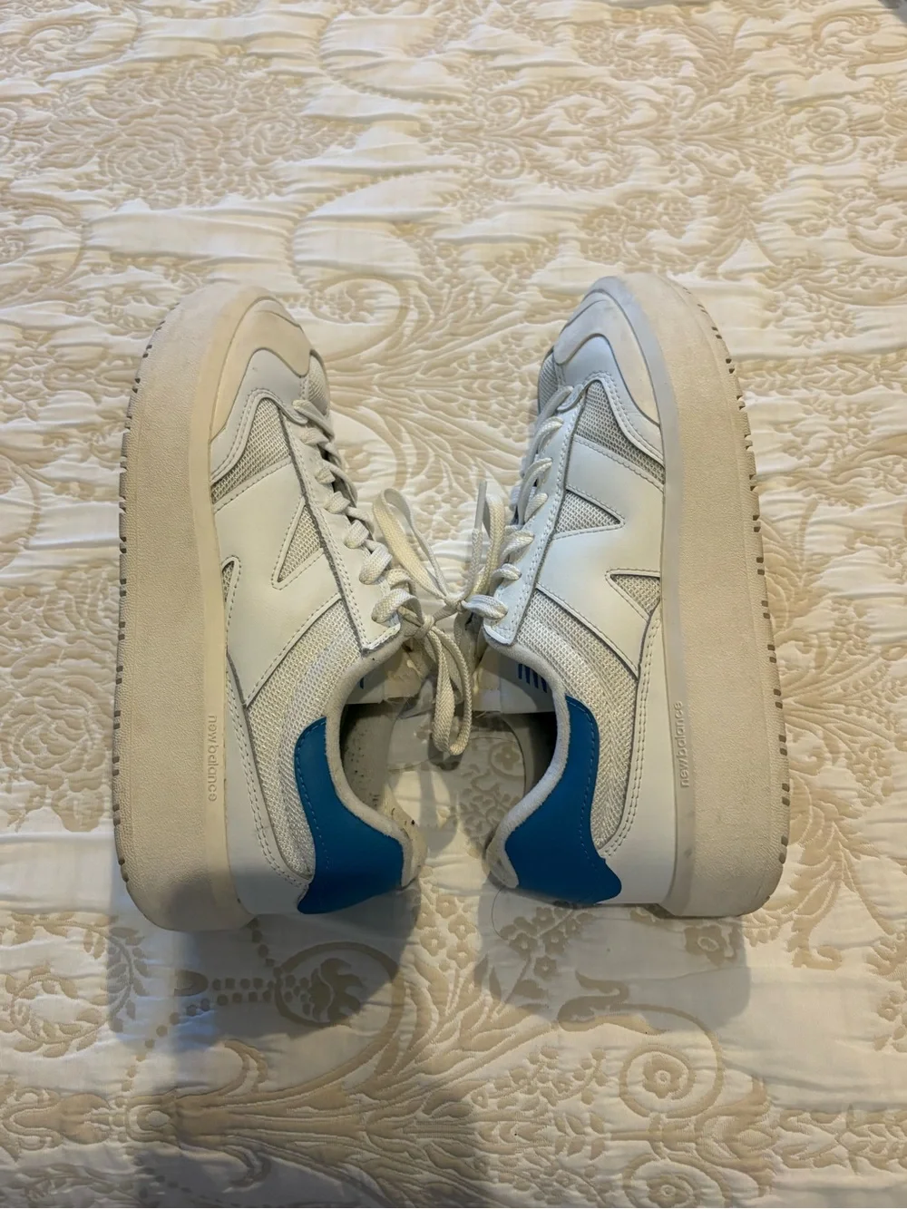 New Balance White Sneakers with Blue Heel Accent and Cream Tongue - Picture 3 of 6
